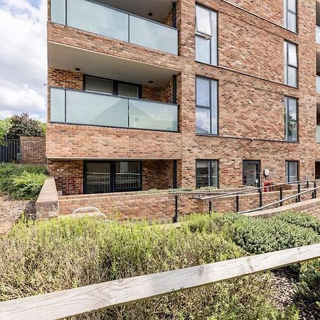 Stylish & Comfortable Top-Floor Flat In Harrow لندن المظهر الخارجي الصورة