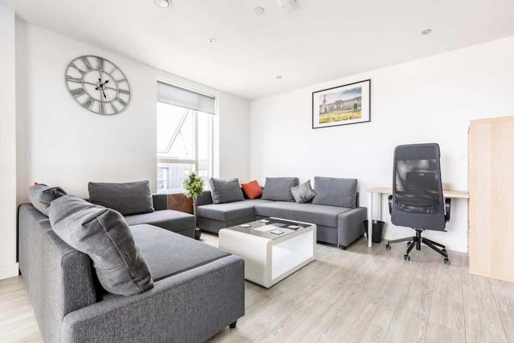 Stylish & Comfortable Top-Floor Flat In Harrow لندن المظهر الخارجي الصورة
