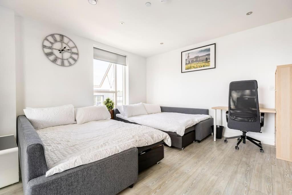 Stylish & Comfortable Top-Floor Flat In Harrow لندن المظهر الخارجي الصورة