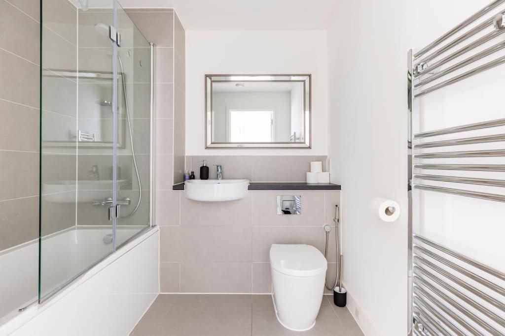 Stylish & Comfortable Top-Floor Flat In Harrow لندن المظهر الخارجي الصورة