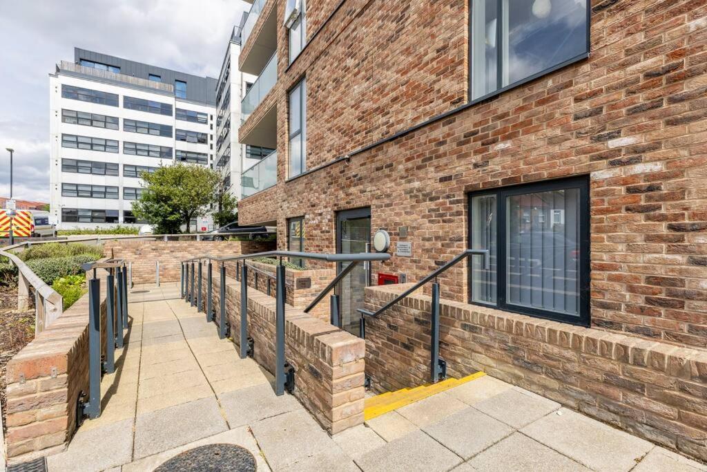 Stylish & Comfortable Top-Floor Flat In Harrow لندن المظهر الخارجي الصورة